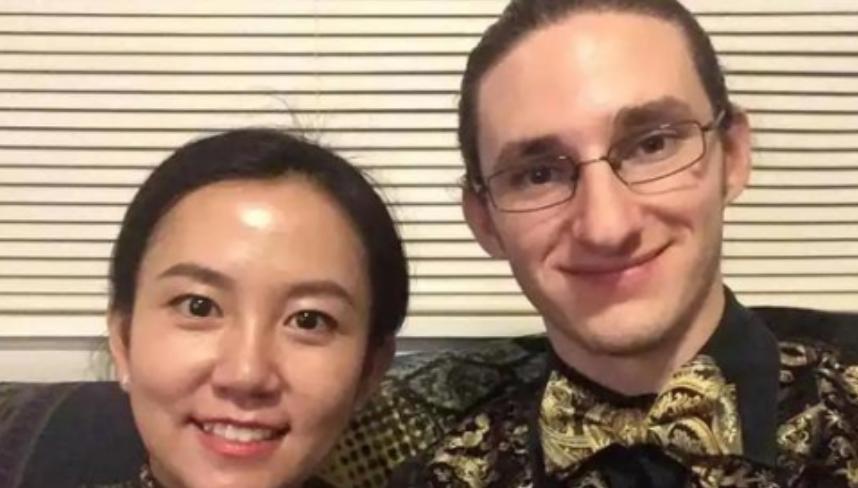 2019年，美国一个男人冲着自己中国妻子吼："你滚回中国去！""别拿你们亚洲人的