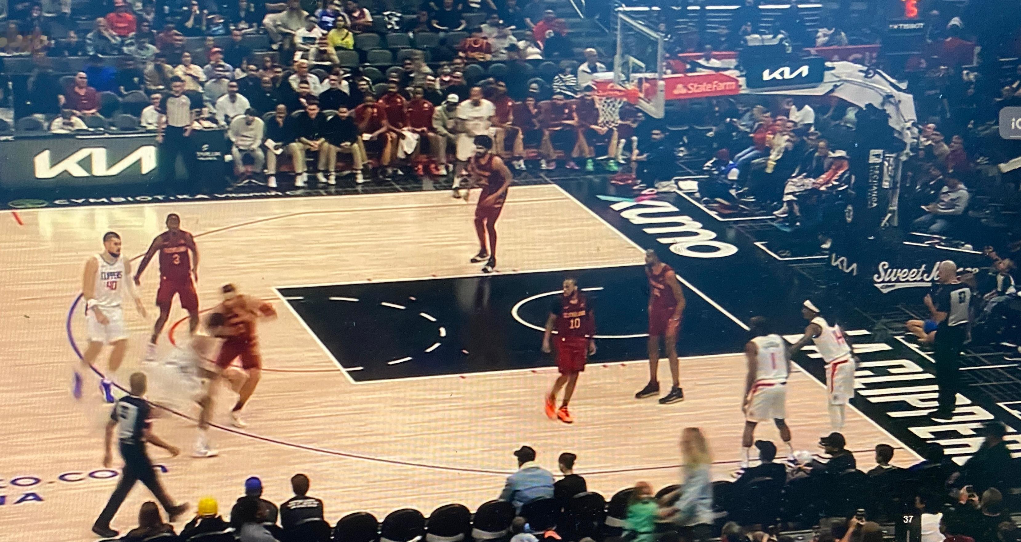 分差巨大，登哥直接蹲底角摆烂了[哈欠]#快船vs骑士# ​​​