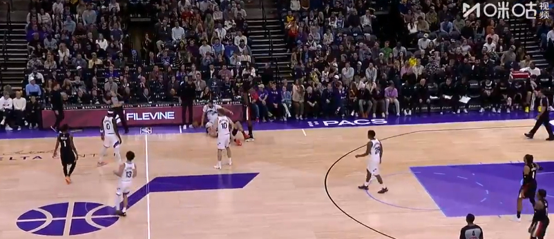 杨瀚森跑不动了，这球失误的原因就是累得脑子一片空白了，本来按照他平常的水平，手递