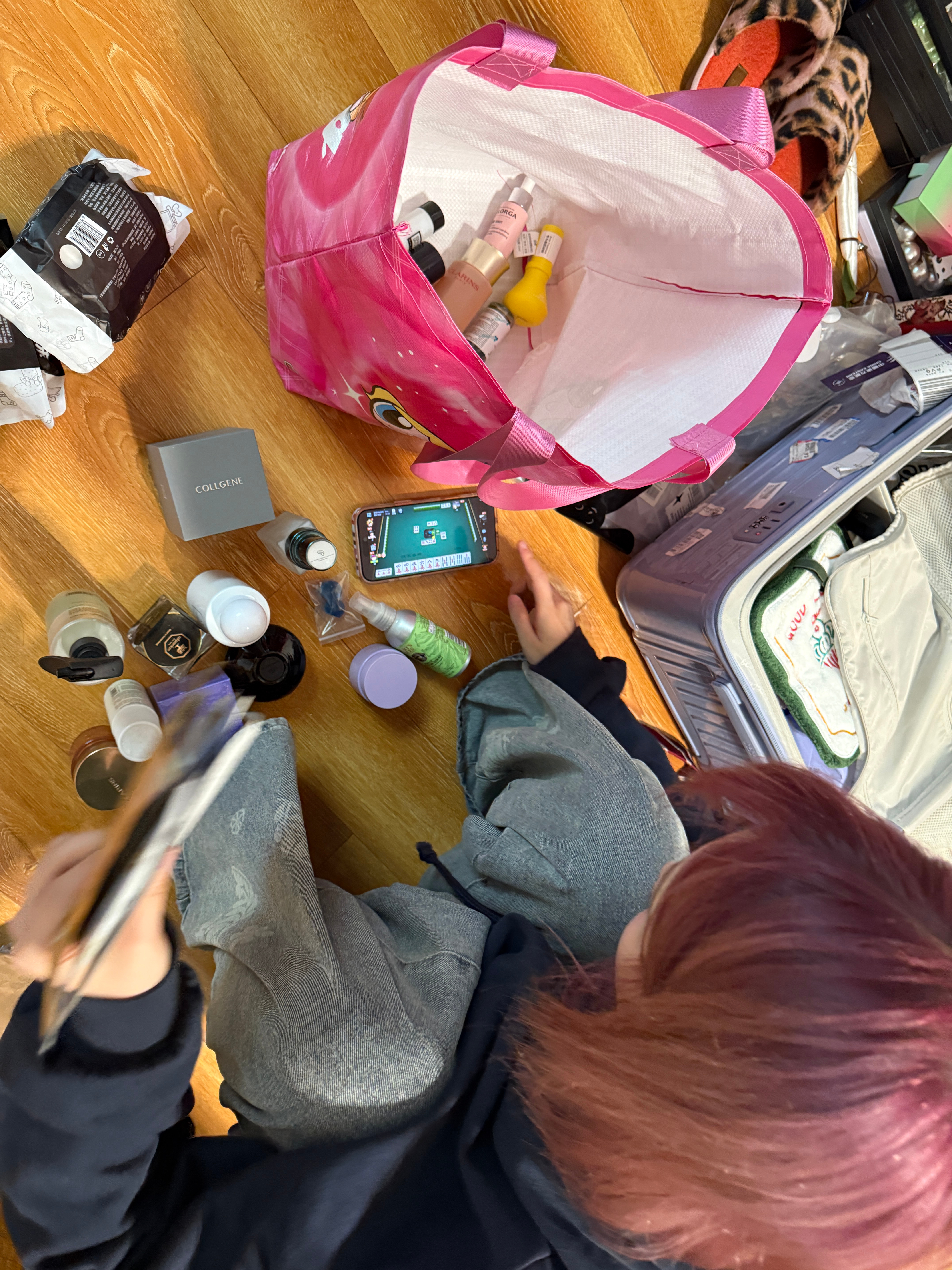 黄灿灿  哪有人边收拾行李边打麻将的 