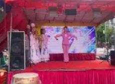 19岁店主兑5万现金反遭起诉，
胜诉后花6万办演出正名
 
湖南19岁店主曹天乐