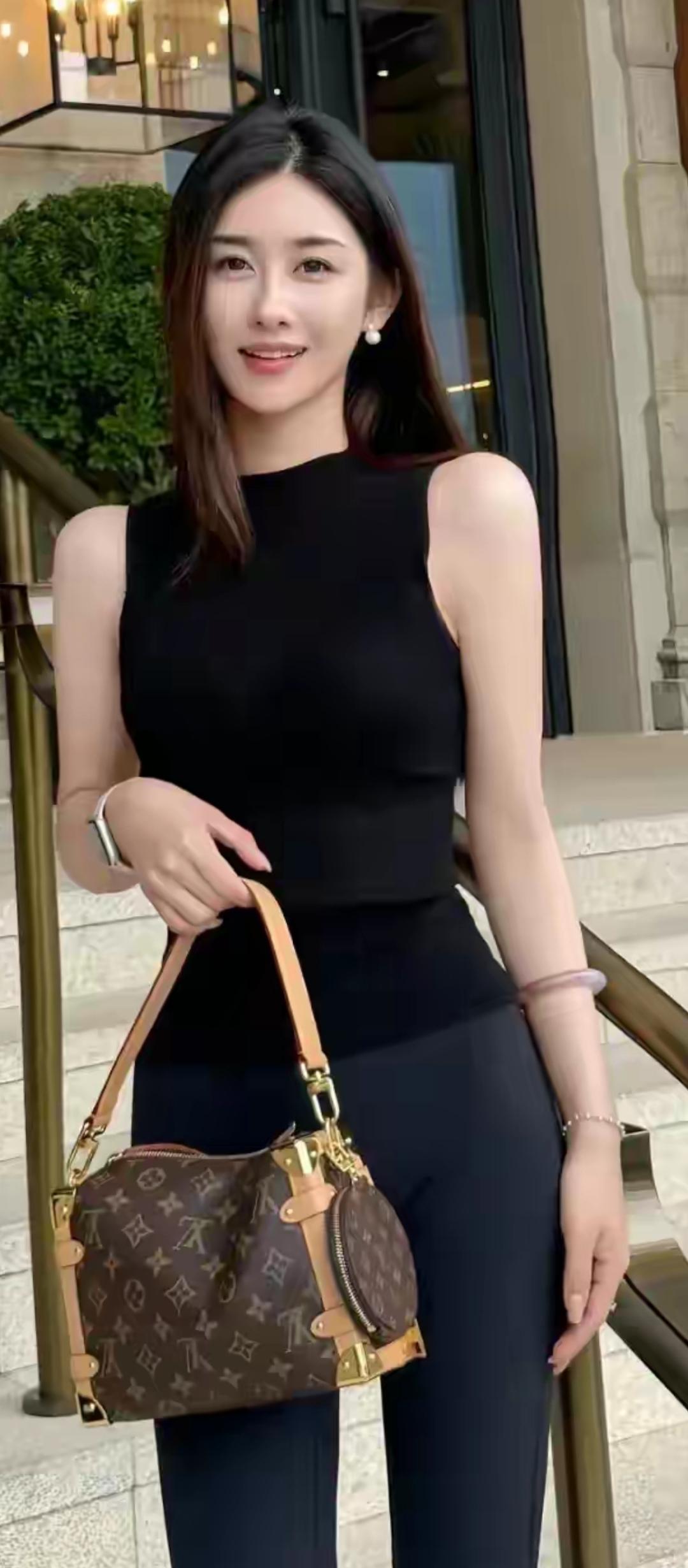 玉手提包，锦衣华裳。