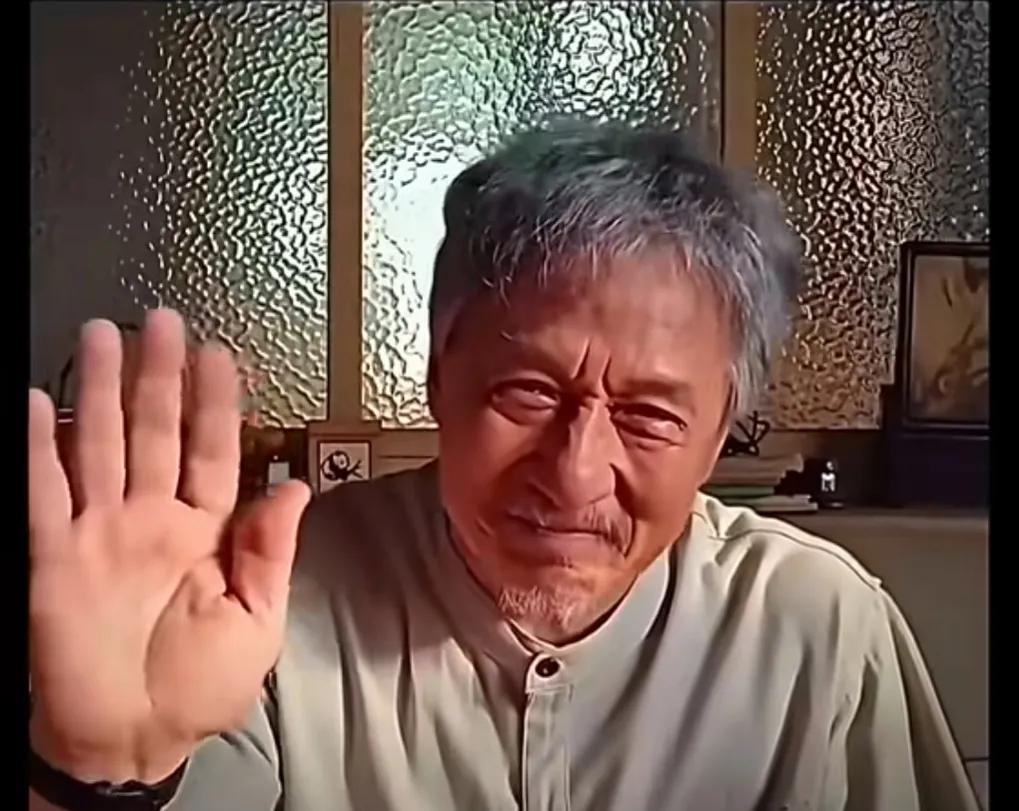 当成龙对着银幕说再见的时候，看着他面带伤感，老泪纵横，勉强挤出的笑容，才发现他老