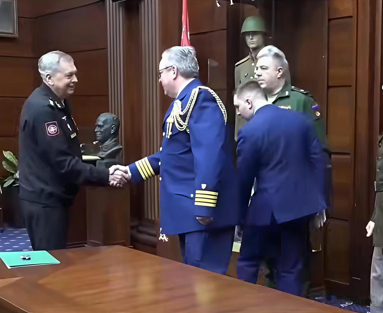 俄罗斯海军上将伊戈尔.科斯秋科夫将袭击普京官邸的无人机航线数据和飞行控制器交给“