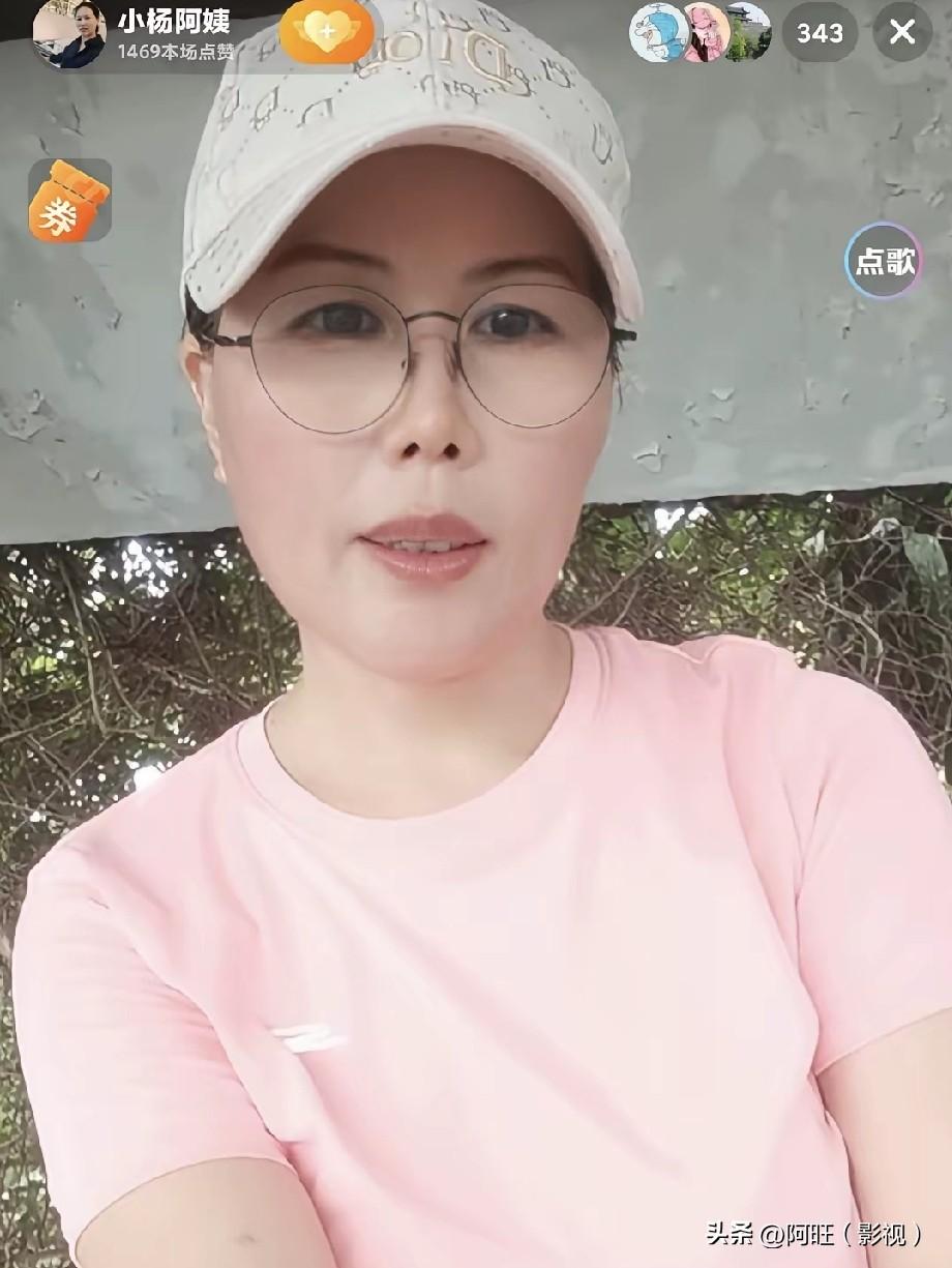 一大早小杨阿姨和筱梅妈妈相约爬山，路上两人闲聊的对话，被不少网友细细品读。
筱梅