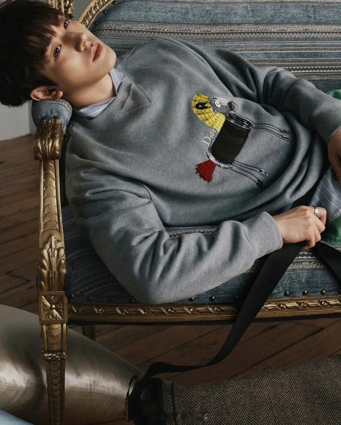 邓为新商务大片拍的很好👍两张照片两种风格，商务或男大都完美驾驭