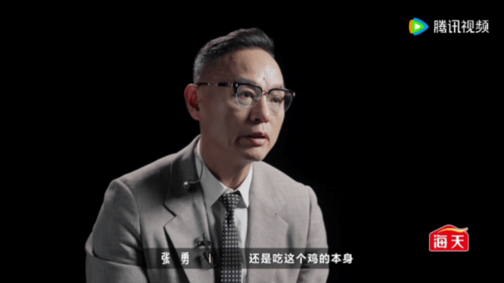 莫氏鸡煲回应争议一饭封神不必用单一标准衡量味道，莫叔直面争议真诚发声。几十年坚守
