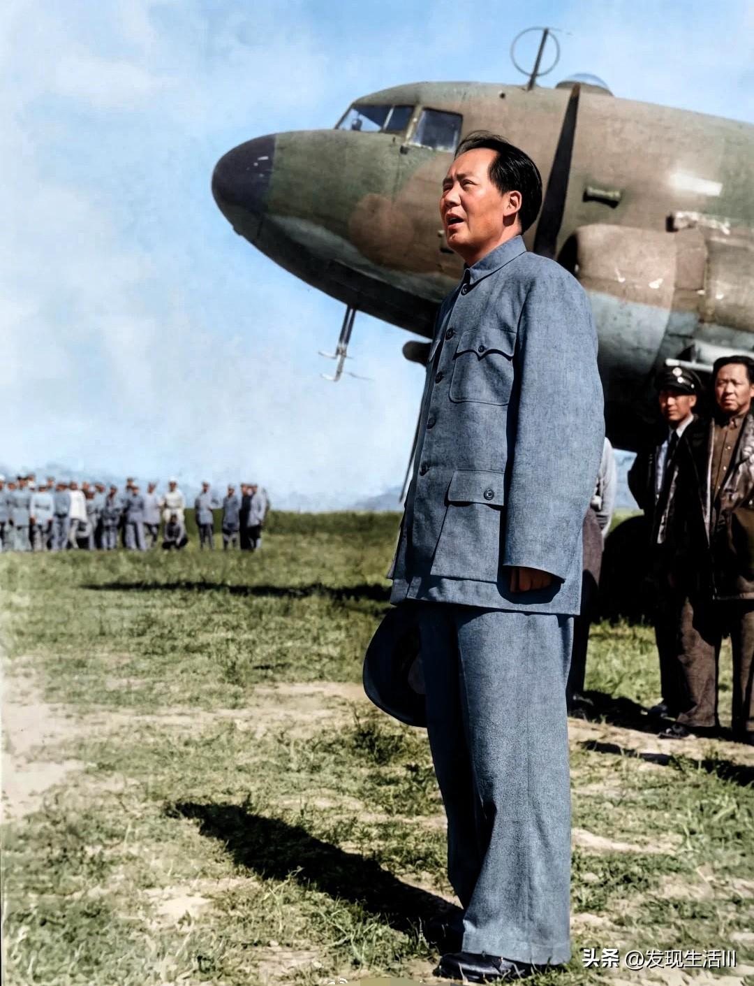 在延安的停机坪上，身穿灰色中山装的教员，屹立在一架飞机旁，他身形伟岸，举头傲视远