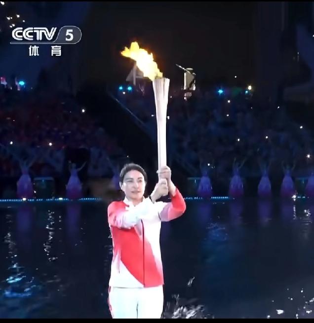 救命！
郭晶晶这淡定劲儿谁能比啊？
视力受影响还能稳稳交火炬，换我早手忙脚乱了，