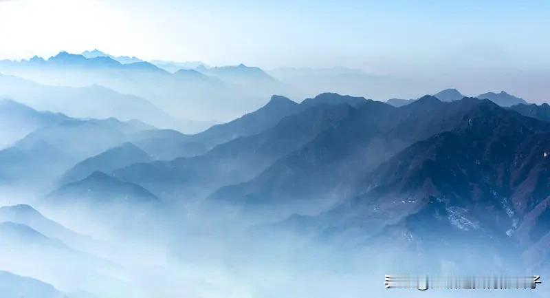 看到“高山不语拥千树”这个上联，瞬间感觉意境好棒。高山默默伫立，拥抱着千万树木，