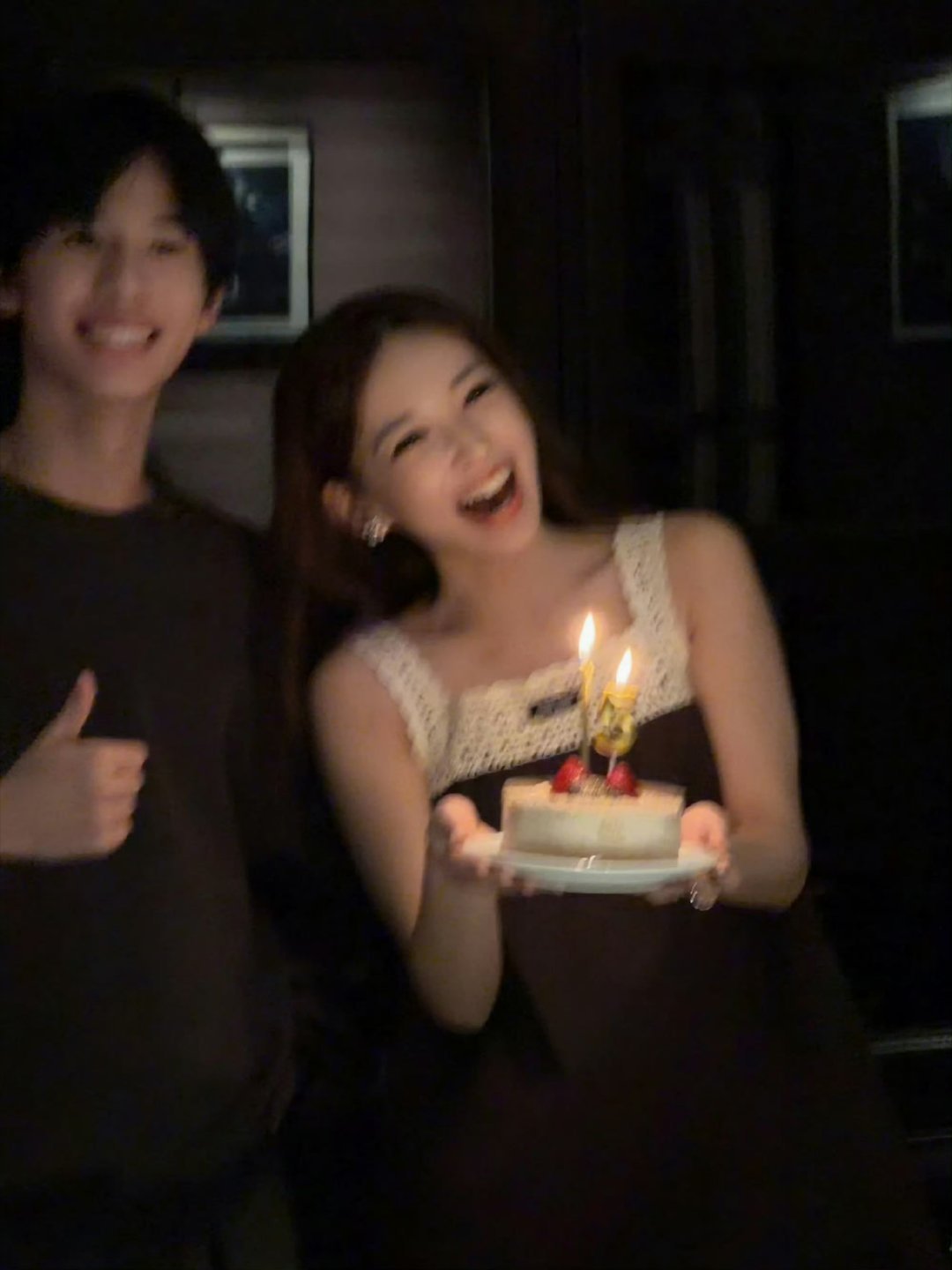程潇今年第一个生日蛋糕演员程潇晒出提前庆生合照，好友林子烨送上本年度第一份生日蛋