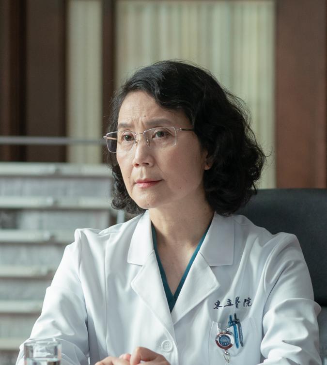 她是61岁的星二代。

央视八套《问心2》正在热播，剧中严晓频饰演东立医院院长崔