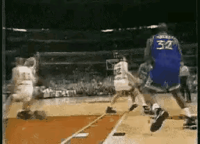 93年，初出茅庐的奥尼尔，当时还在奥兰多魔术队，小伙子初入江湖，目中无人，血气方