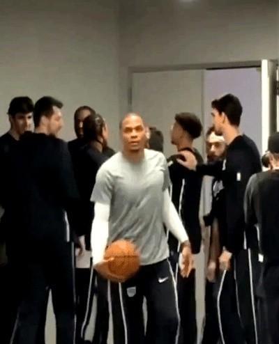 威少不刷三双了，不是不行，是没地儿刷了。
雷霆那会儿，球在他手里，三双像呼吸一样