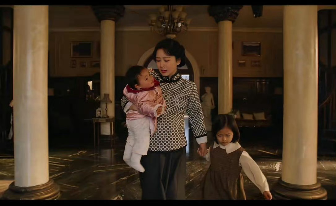 抱着一个牵着一个肚子里面还有一个杨紫那走路的姿势太像孕妇了玉兰花开君再来