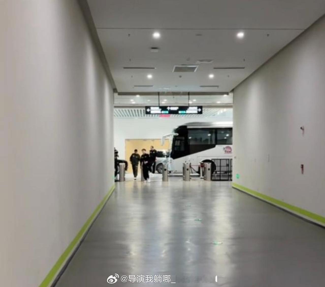 12公里路程用时70分钟，新疆队提供的大巴在赛前一个小时终于将辽篮送到球馆，目前