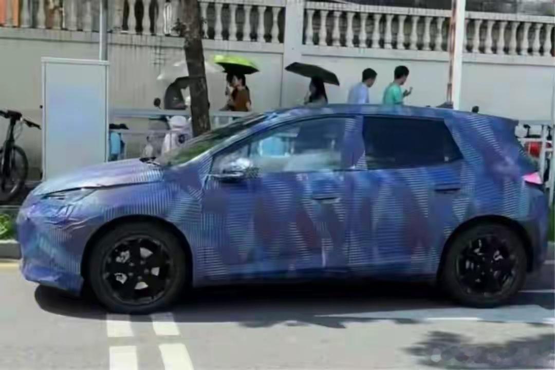 谁懂啊！比亚迪海豚2026款申报图一出来，我直接笑出声，这熟悉的粉嘟嘟造型，还是