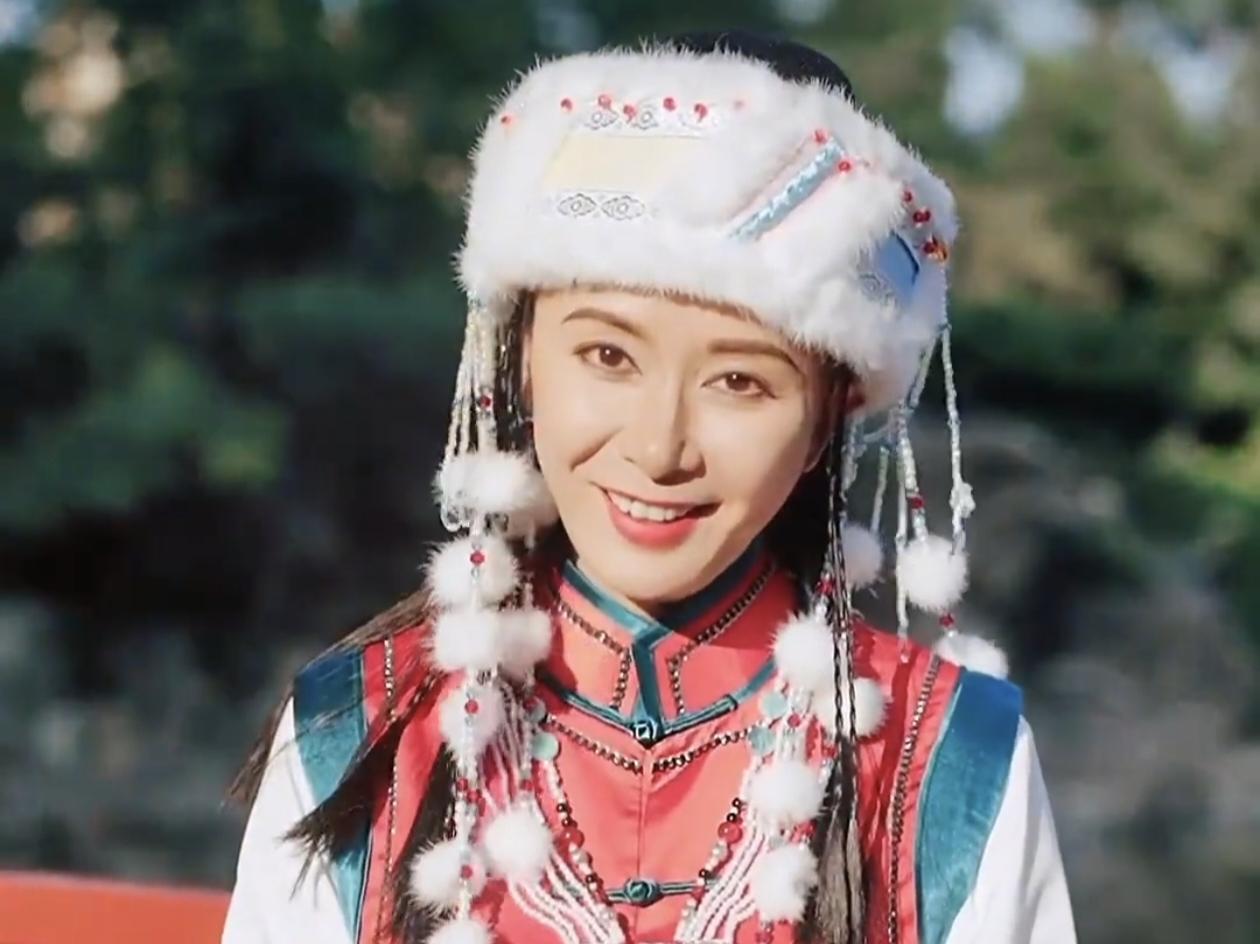 《还珠格格》塞娅公主的扮演者张恒，10月21日发视频挑战还原了当年的塞娅公主，瞬