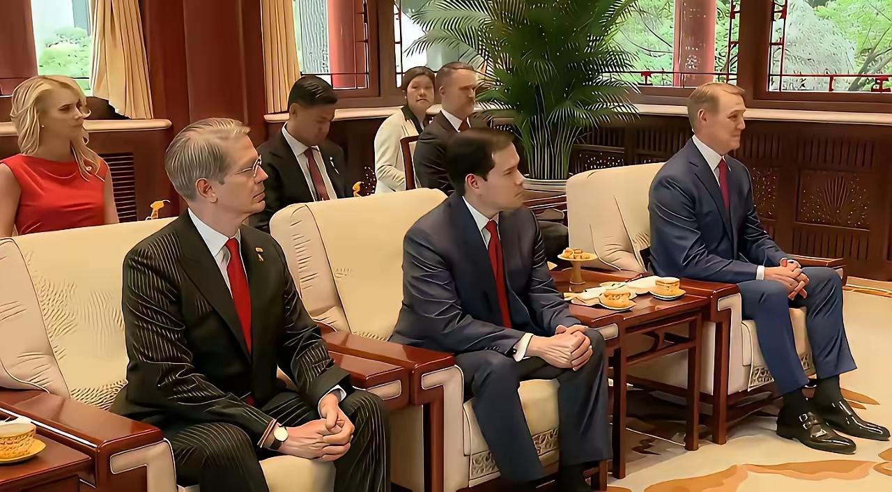网友们都说，这三位坐姿整齐划一，高度统一，堪称“教科书级”的严肃。
这种整齐划一
