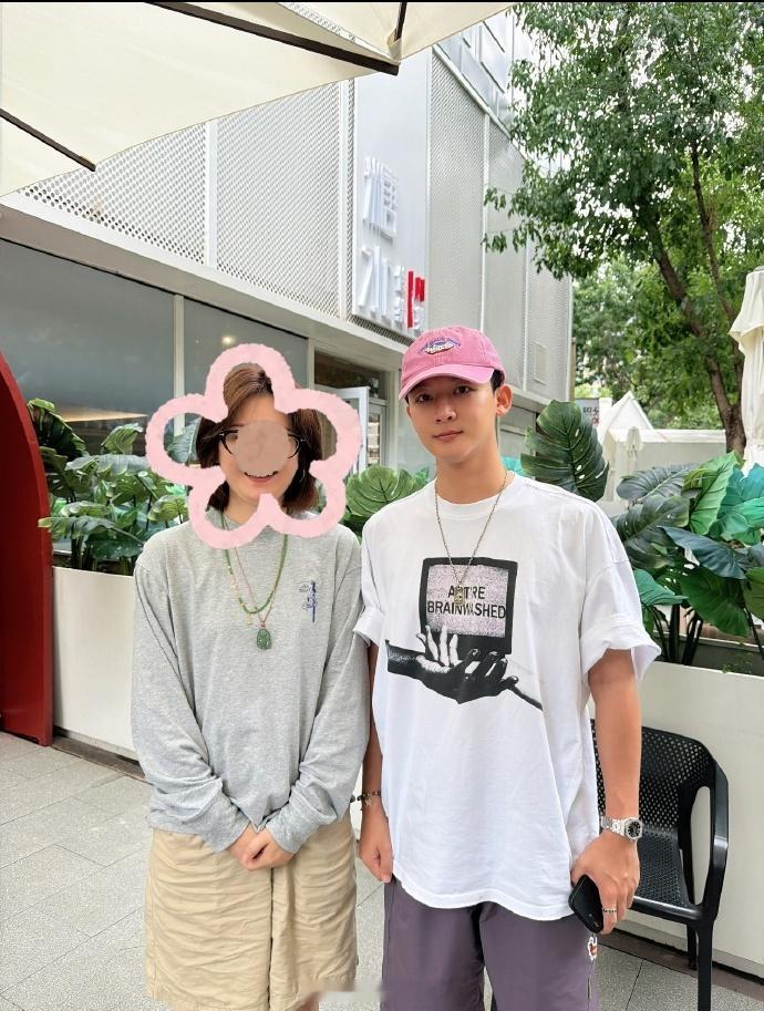 路人偶遇张晚意，还幸运合影了，夸他很帅 