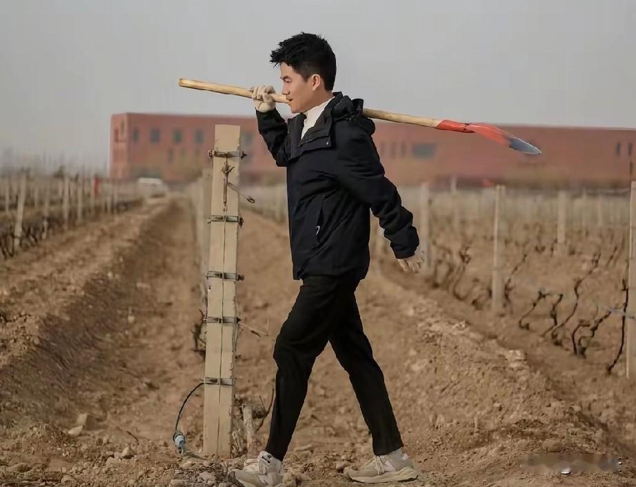 有个博主因为讨论董宇辉的视频被下架，发出了“消费者的声音不该被威胁沉默”的声音。