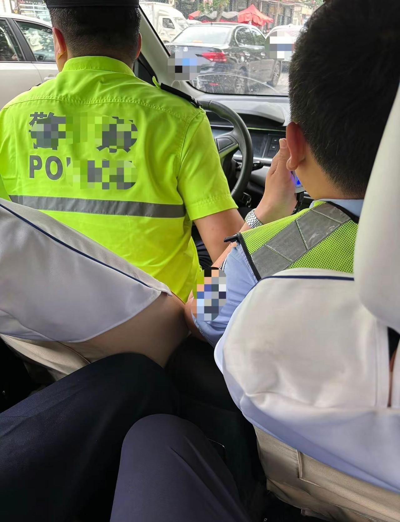 下雨天，感冒发烧咳嗽扁桃体发炎。依然坚守岗位，天知道我有多么喜欢上班啊洛阳交警铁