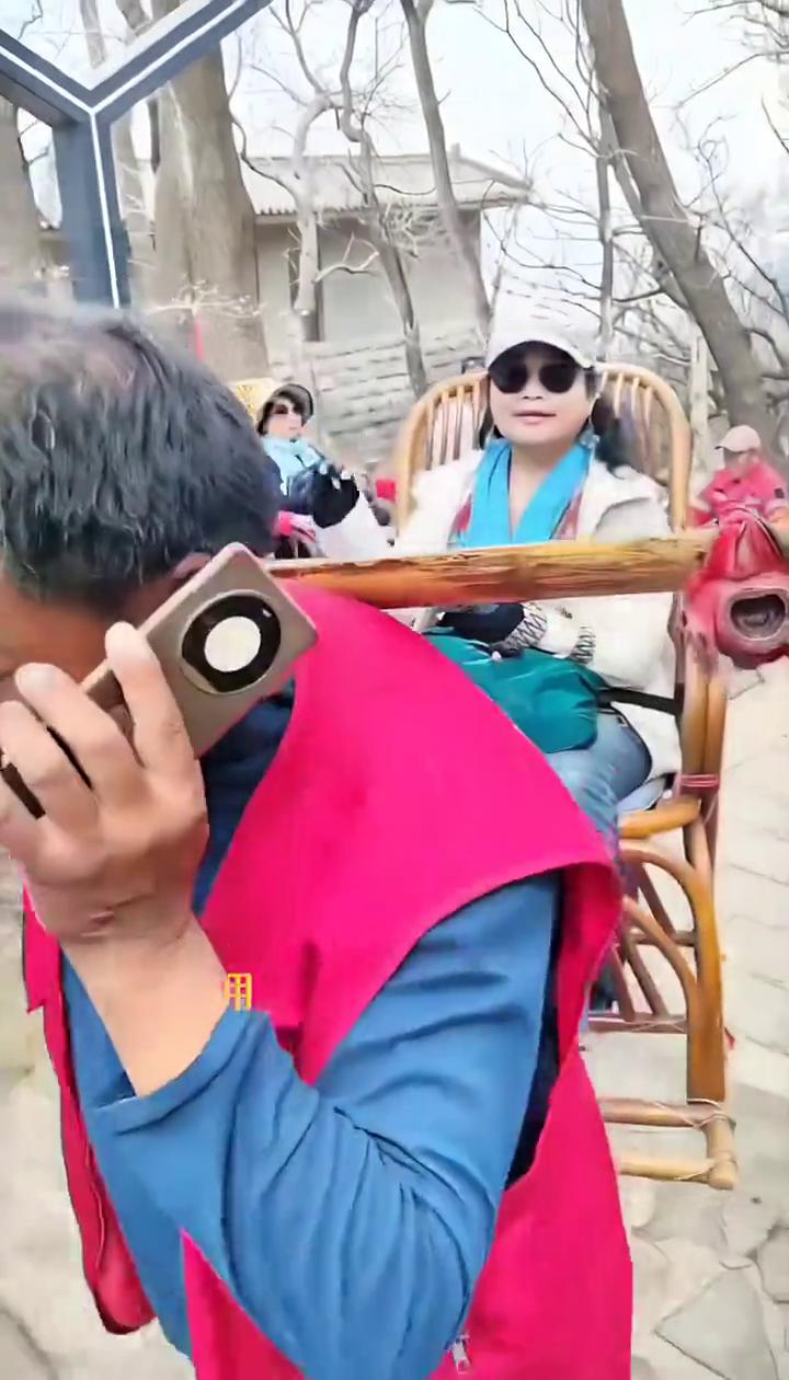 大家注意看，两个男子正用轿子抬着一位女子艰难的在山道上前行。很多人可能会好奇，女