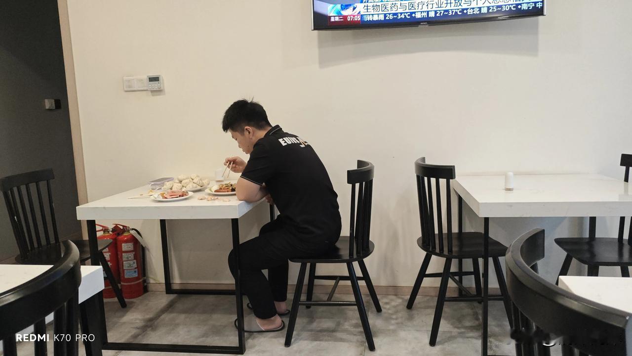 早晨吃饭，被这个饭桌上的早点惊呆了，一个人吃这么多的包子，而且还吃了一盘子的炒饼