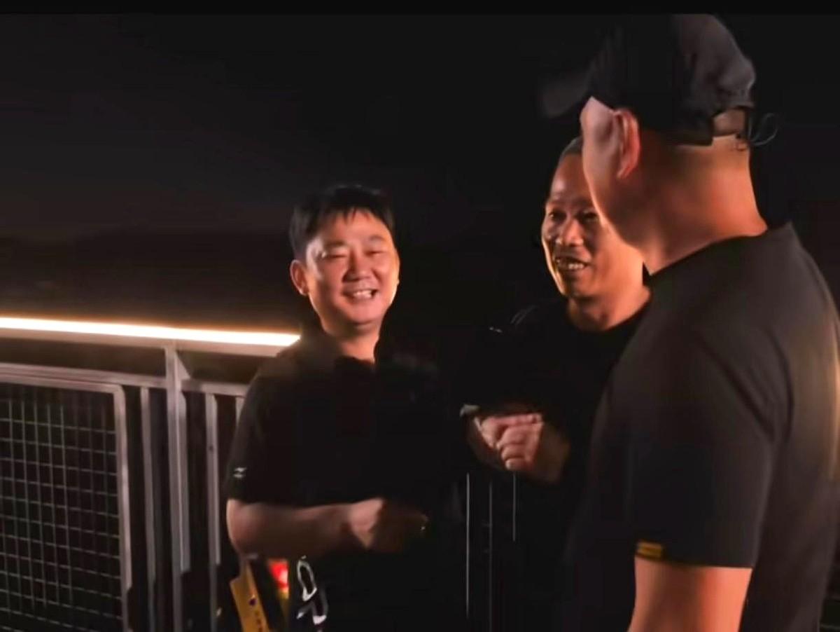 重庆一场家宴，全国冠军牙哥不慎划伤手，徒弟张雪蹲下身，小心翼翼地为他吹着伤口。
