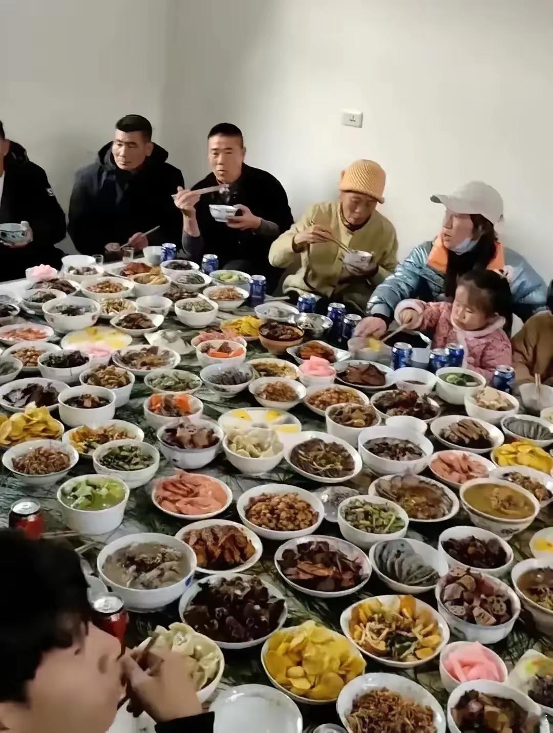 我的个乖乖！云南一家老小43人吃年夜饭，桌上摆了108碗菜，这年夜饭真的好丰富，