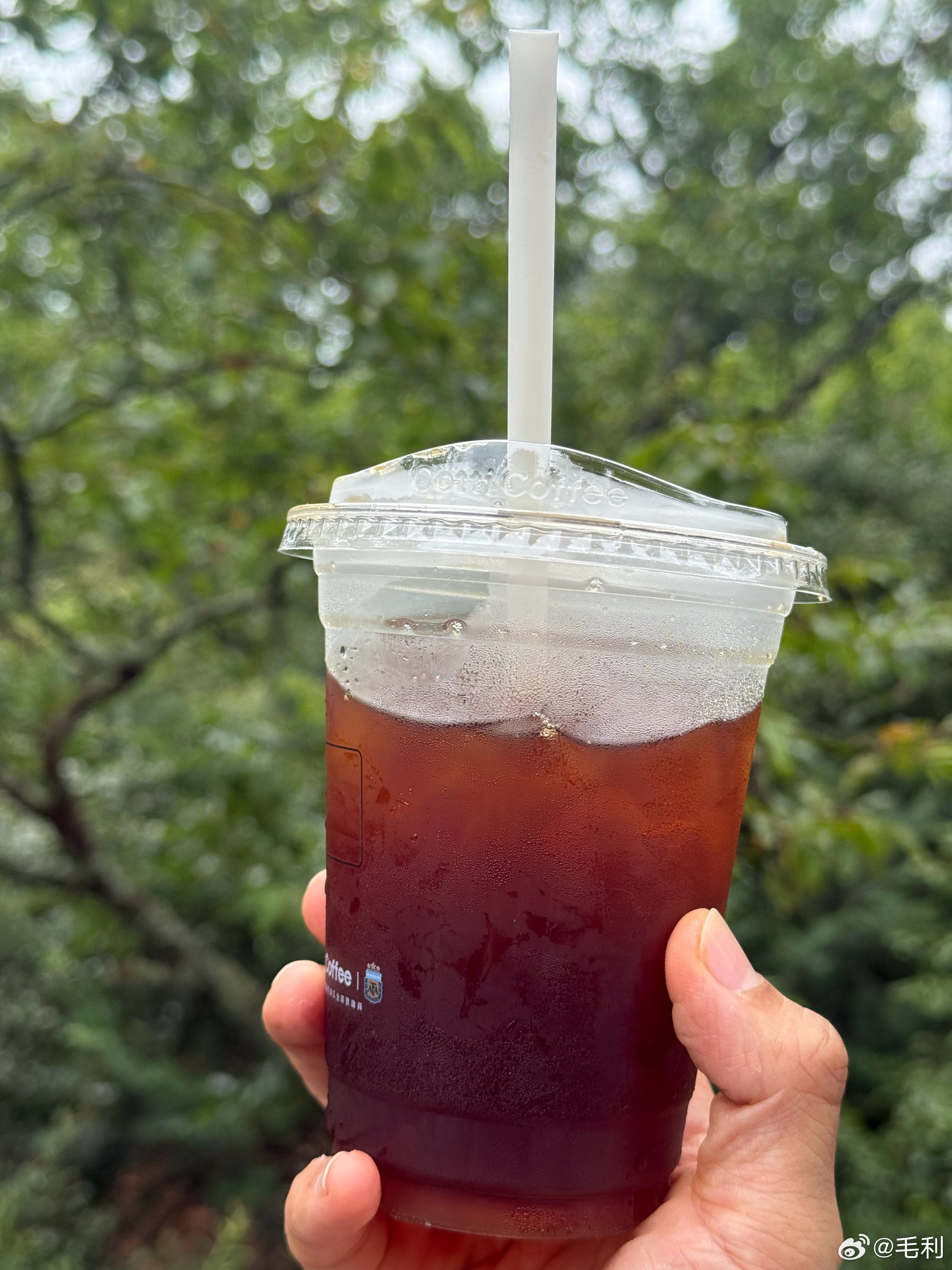 下山买了杯冰美式跟小陈说：下次再选个长点的路线去小陈：你先学会野外大小便再说。