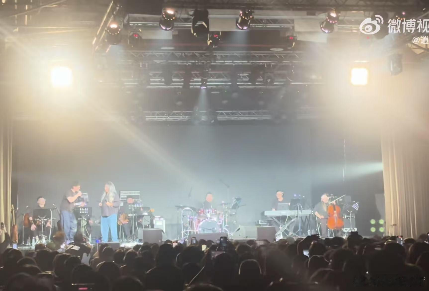 陈奕迅成功追星陈小霞看着都会感受到了，陈奕迅追星的样子真的是和我一模一样，这画风