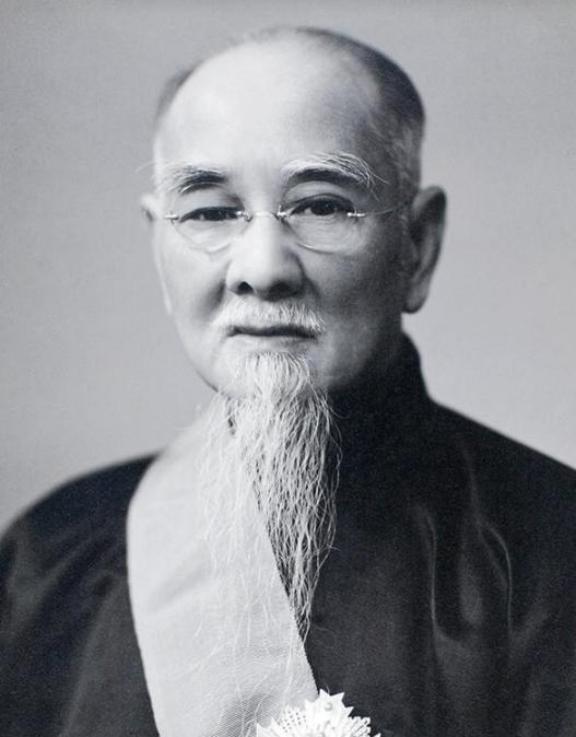 1936年，蒋介石在西安脱险后，在南京下飞机，何应钦第一个上去迎接，蒋介石却冷淡