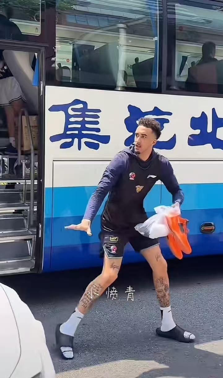 广东宏远大腿外援奎因在下大巴车的时候差点被一辆奔驰而来的京牌牌照汽车撞到！

只