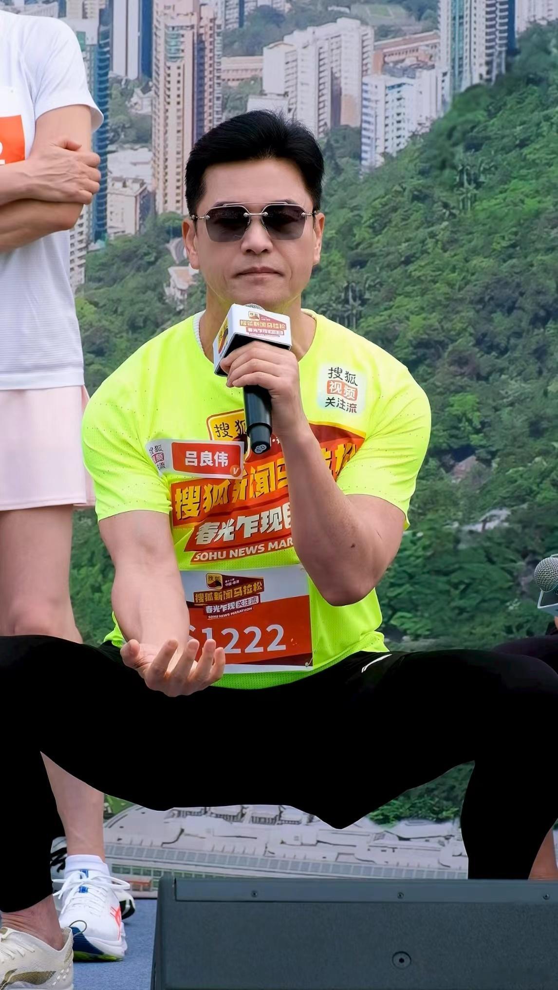 总说岁月不饶人，可 70 岁的 吕良伟 ，偏要饶过岁月。 当他稳稳扎下马步，紧实