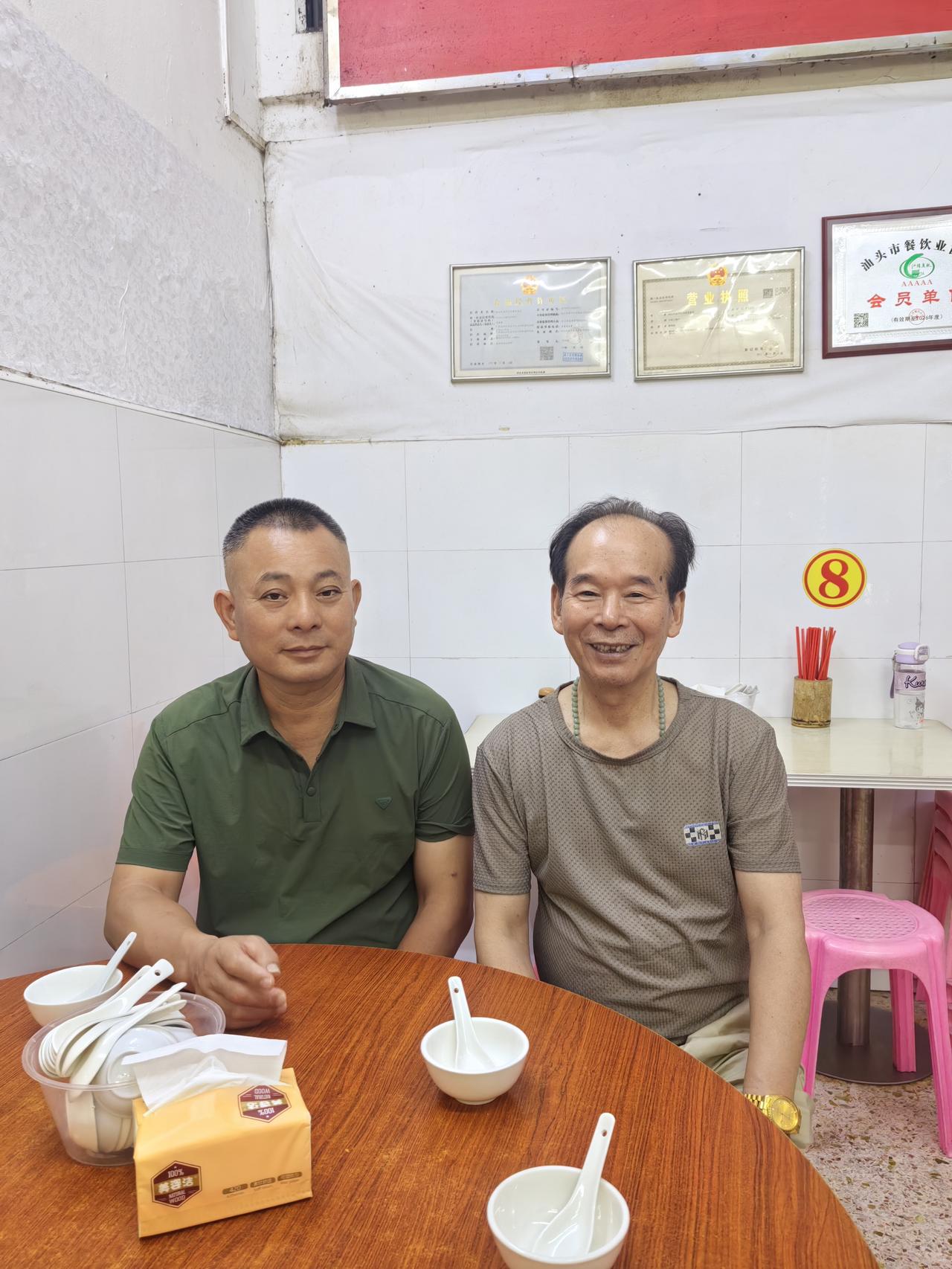 【潮汕特写】曾勤蜂的宗亲情
在汕头，提起著名中草药油曾道油发明人曾勤蜂，大家都对