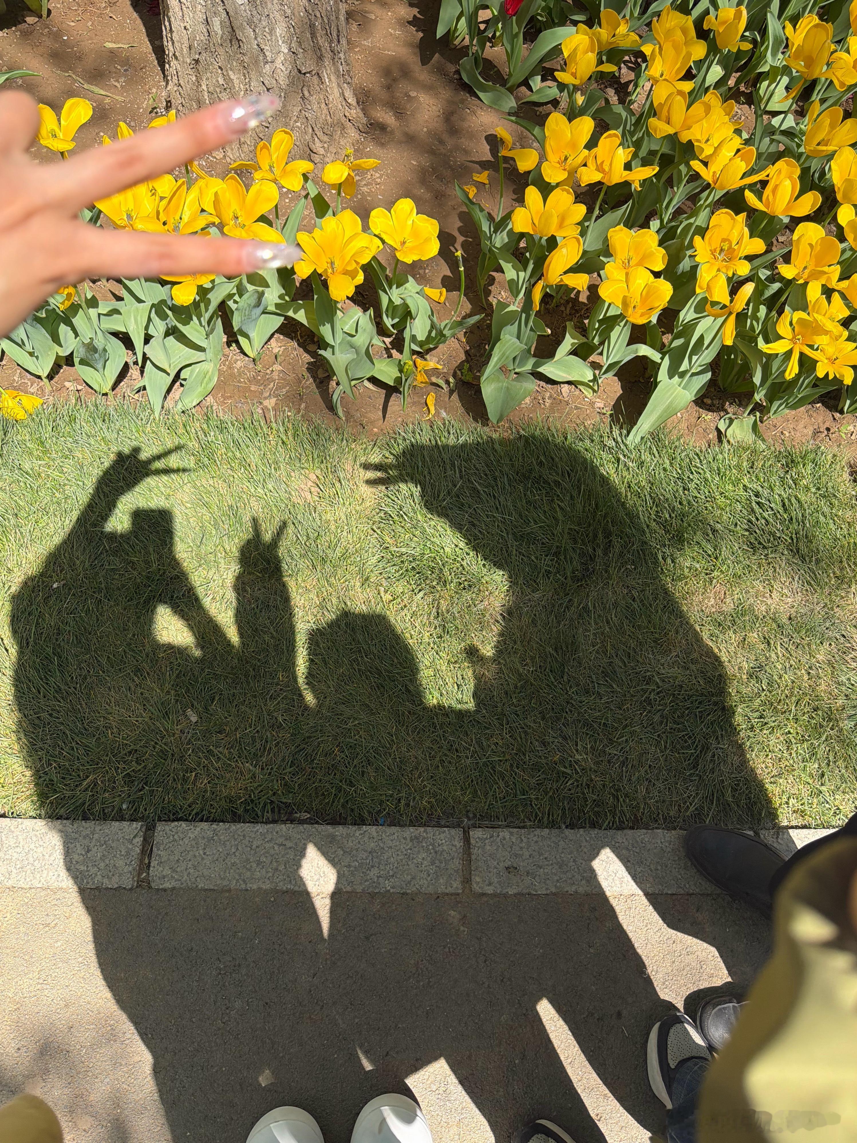 一家三口的一天爸妈拍的(੭ •_•)📸 