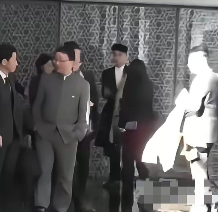 天太冷，不方便握手！

时间：11月18日
地点：日本外交现场

主角：外交部亚