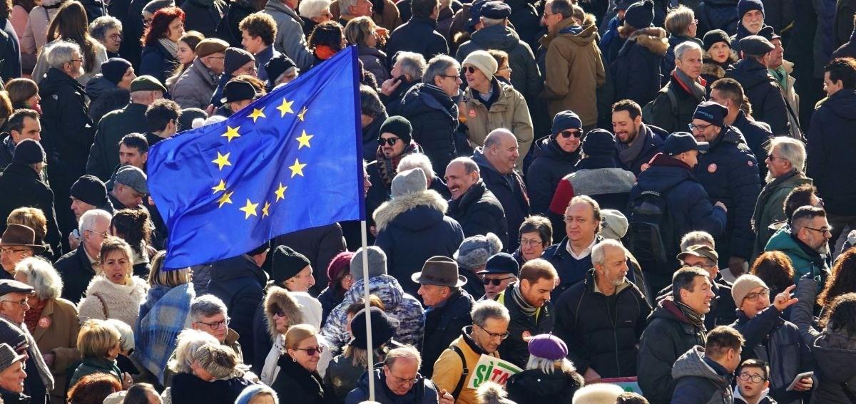 凌晨三点，西班牙刚给美国吃了个闭门羹。美军想借罗塔基地威慑伊朗，结果被马德里直接