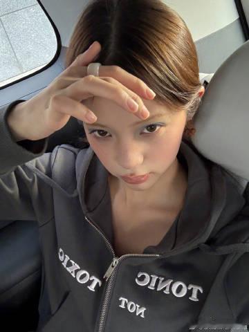 欧阳娜娜好新鲜的自拍欧阳娜娜紫色眼影妆造 新鲜的自拍又出炉了呀，看到欧阳娜娜紫色