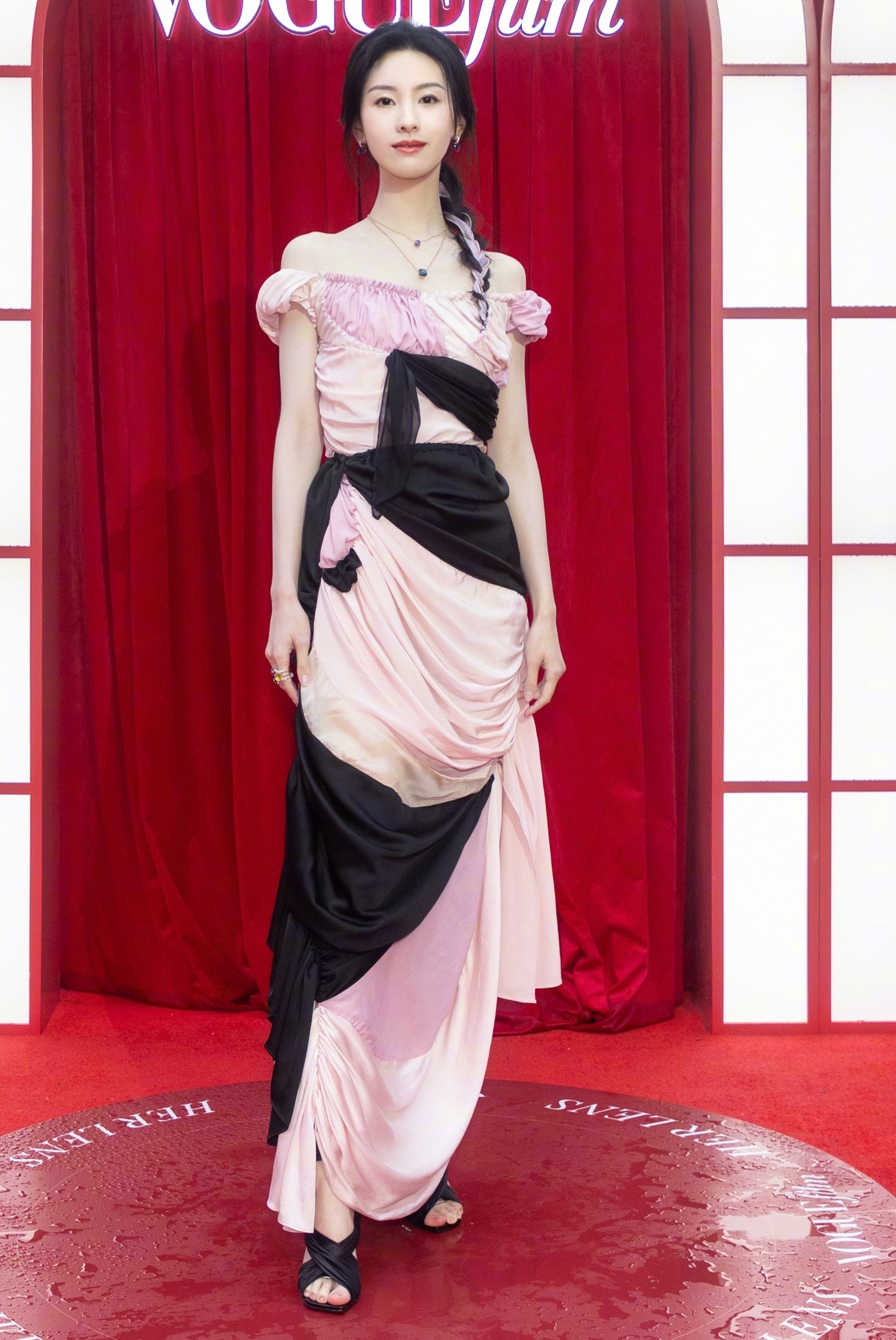陈都灵，看腿 ​​​