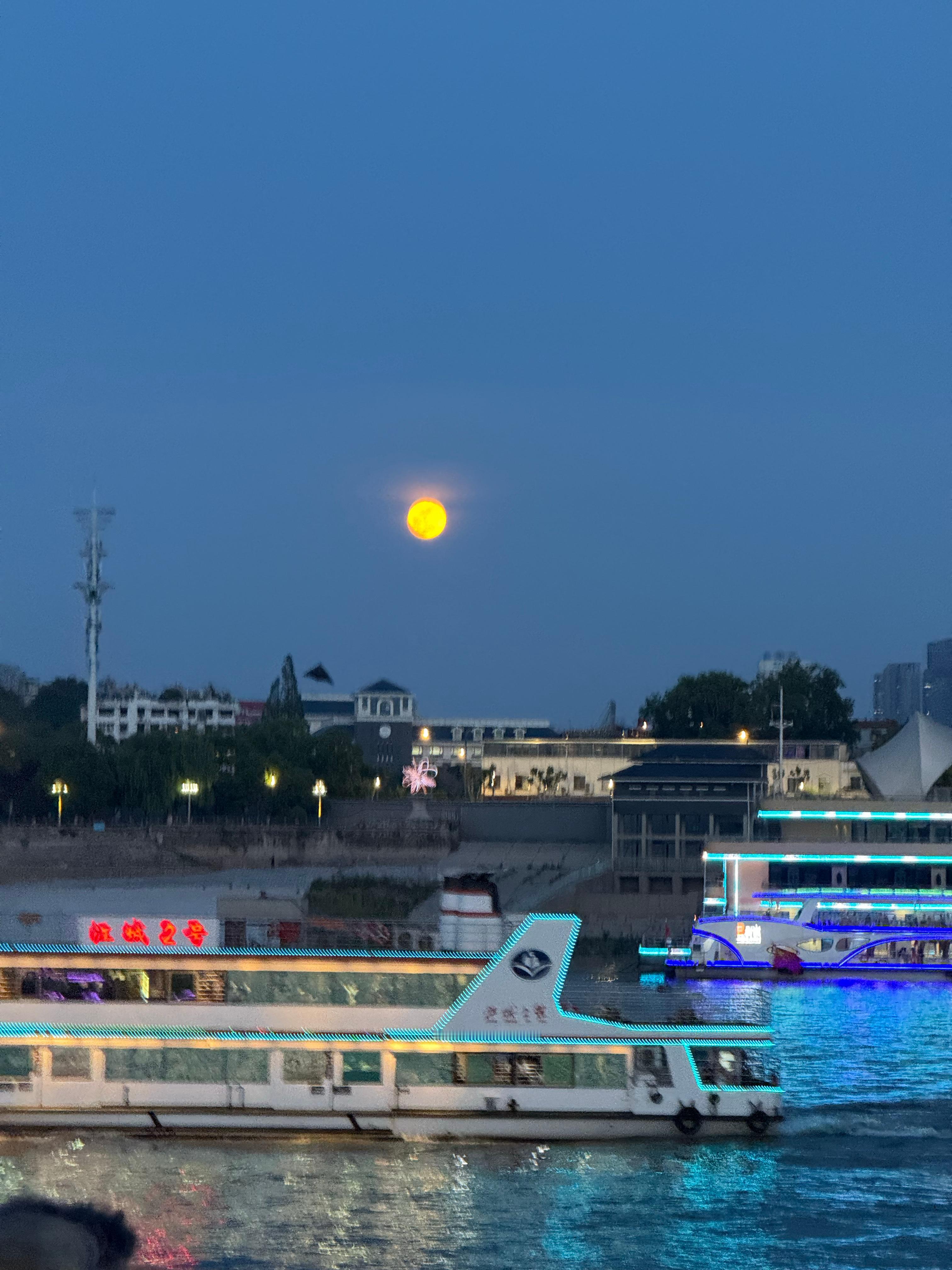 万千气象看荆楚打卡邮轮上看长江两岸武汉的夜景挺美[心]  ​​​