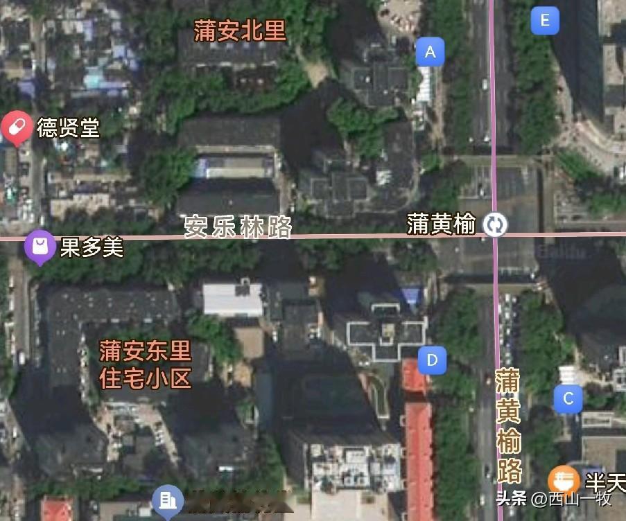 北京东南角有个地方叫蒲黄榆，地铁也有一站。很多人听到这个名字犯嘀咕，这算什么地名