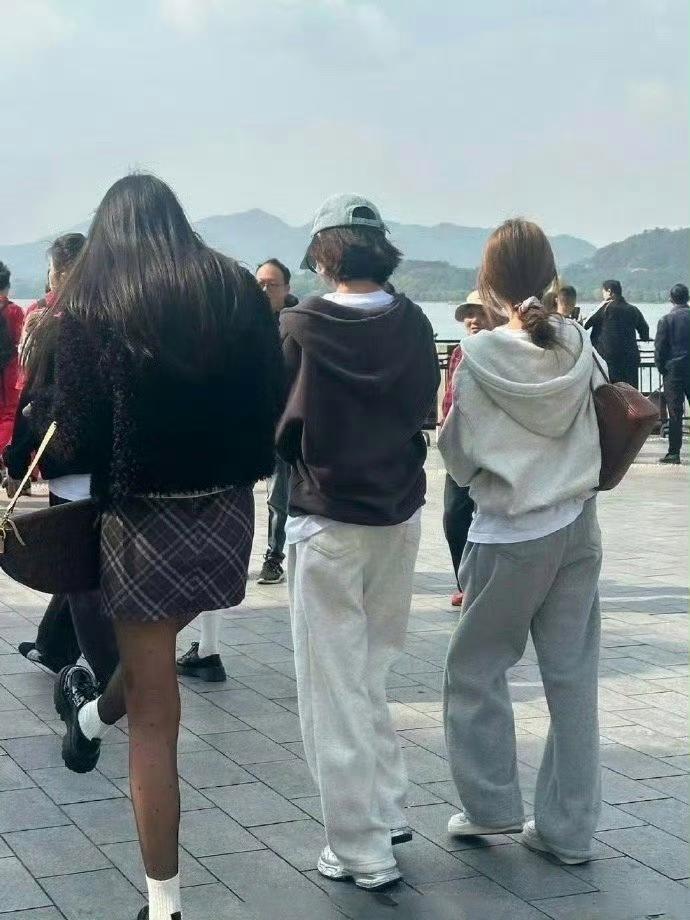 事实证明，女生穿牛仔裤比其他任何裤子都好看 ​​​