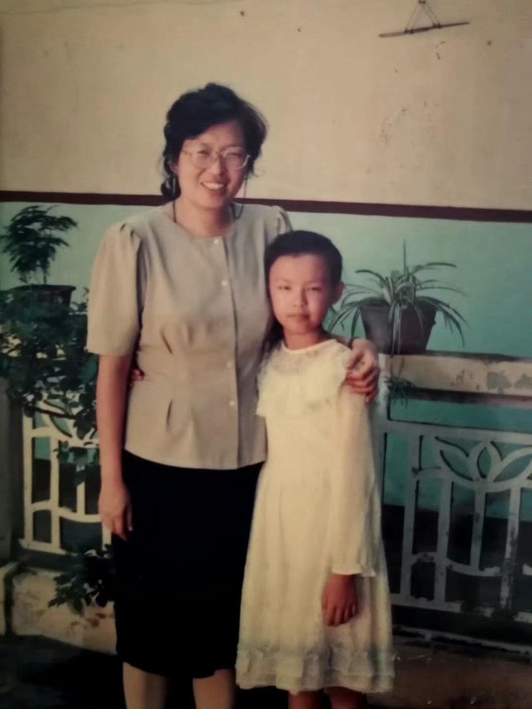 李艾说妈妈上个世纪就超级带货 瞧，李艾讲起妈妈，八十年代末自制裙装，引领当时潮流