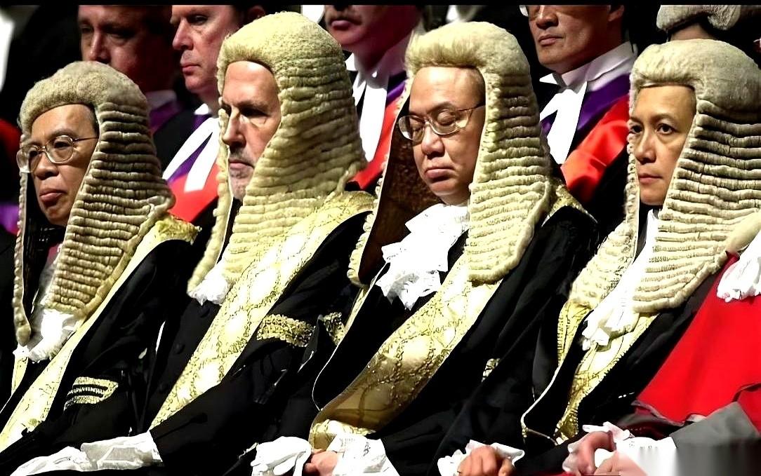 香港阿Sir们踢中式正步的视频，我真的是刷到一次赞一次，帅进骨子里了！
干脆利落