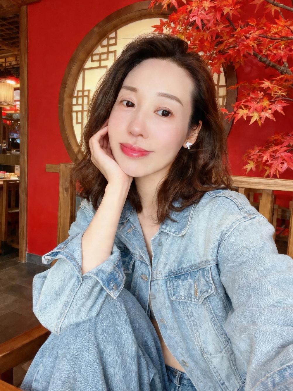 82年43岁
单身离异12年
今天偶遇八年未见的同事
曾经朝气蓬勃满眼星光的女孩