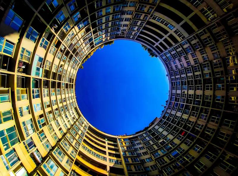 一个人最大的靠山,是什么? 一个人最大的靠山，不是金钱人脉，而是自己。
认知上，