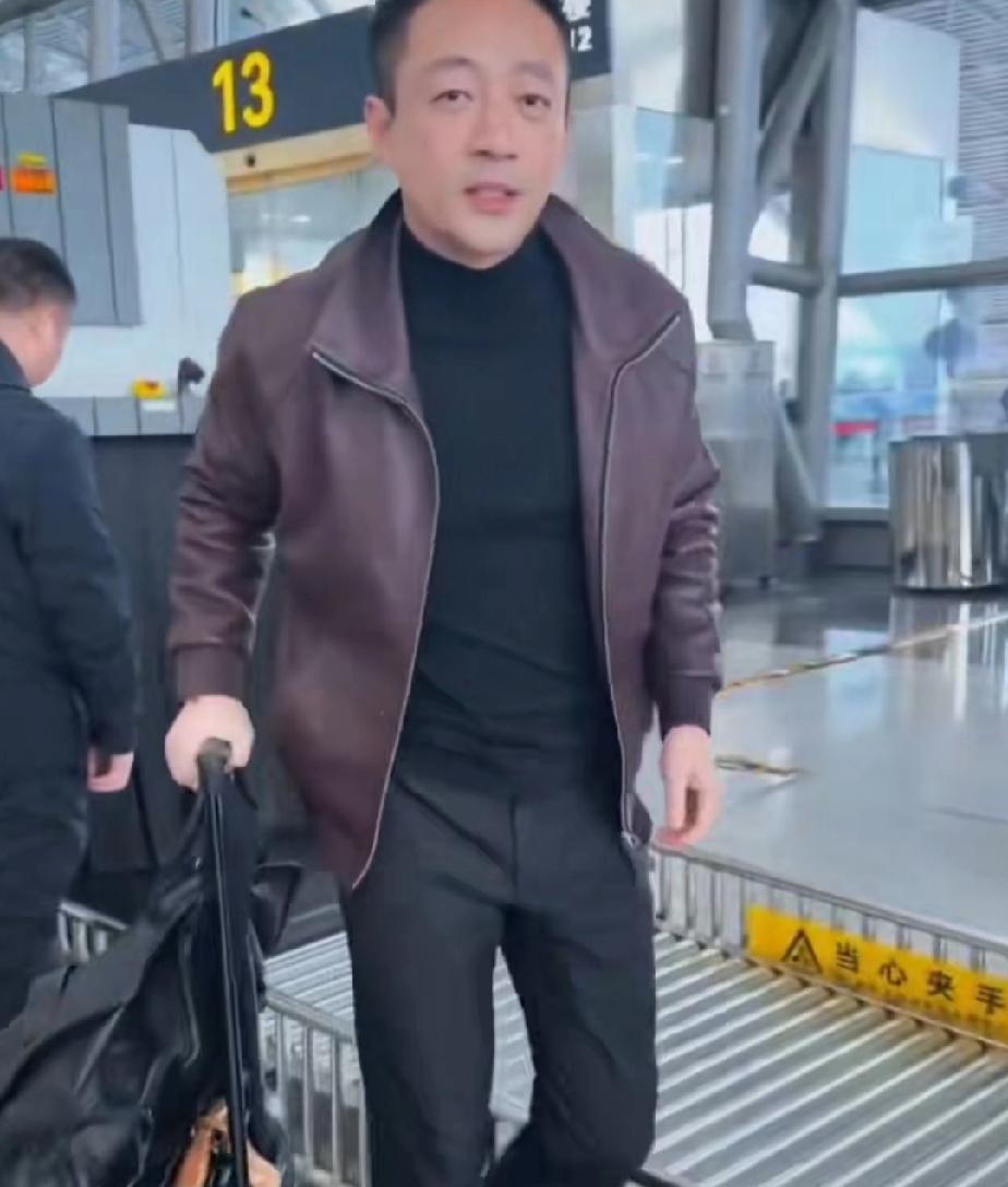 汪小菲人逢喜事精神爽，现身某机场满面笑容，和粉丝边走边聊。

马筱梅刚为汪小菲生