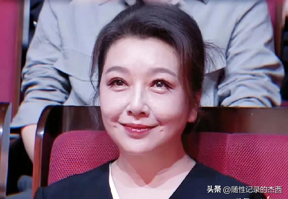 一晃眼当年人见人爱的女神现在都有58岁了，脸上的皮肤虽然还比较紧致，但脸部有点发